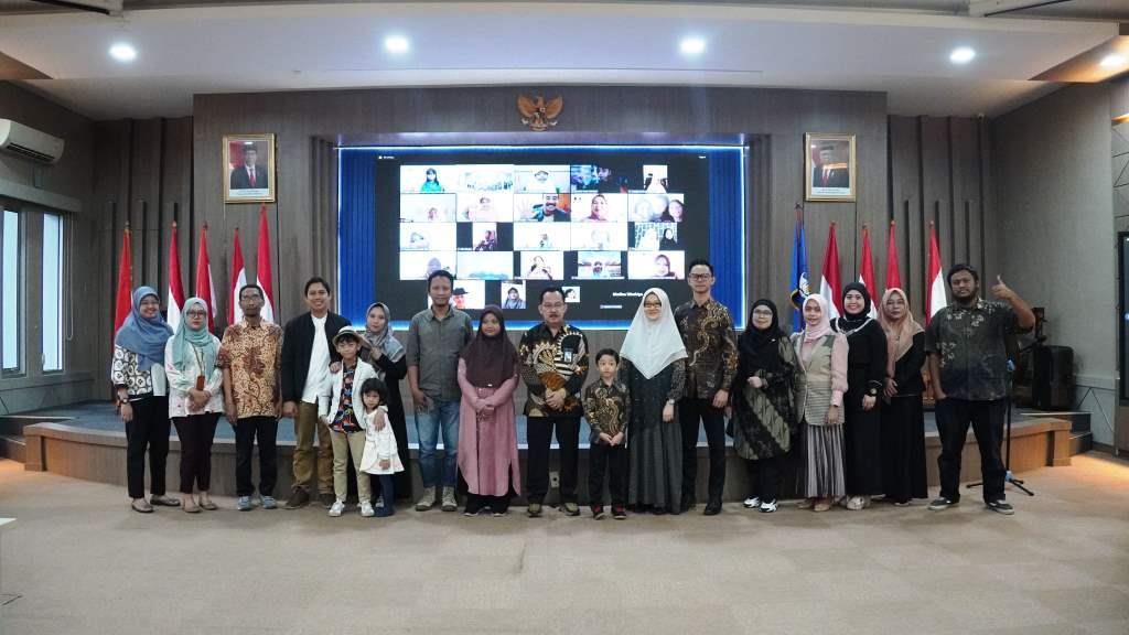 Penyerahan Hadiah bagi Para Pemenang Lomba Cerdas Mengulas Buku Tahun 2024