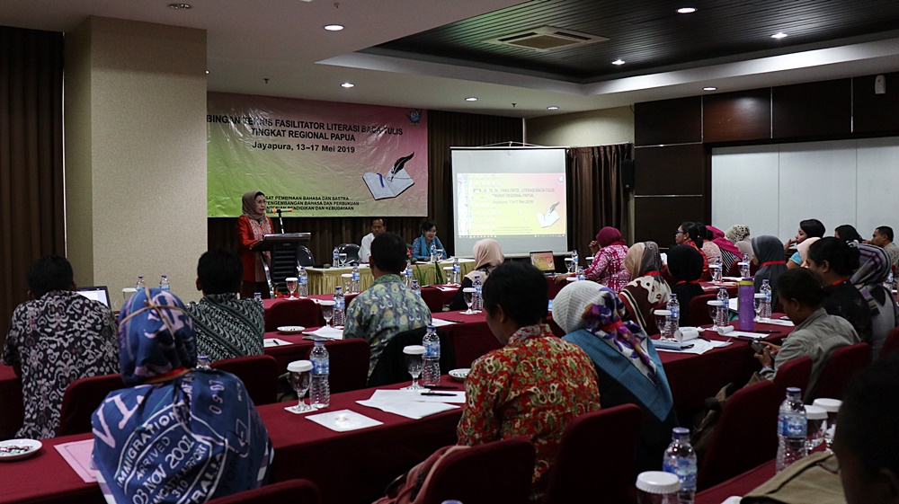 BADAN PENGEMBANGAN BAHASA DAN PERBUKUAN GELAR BIMBINGAN TEKNIS FASILITATOR LITERASI BACA—TULIS TINGKAT REGIONAL PAPUA