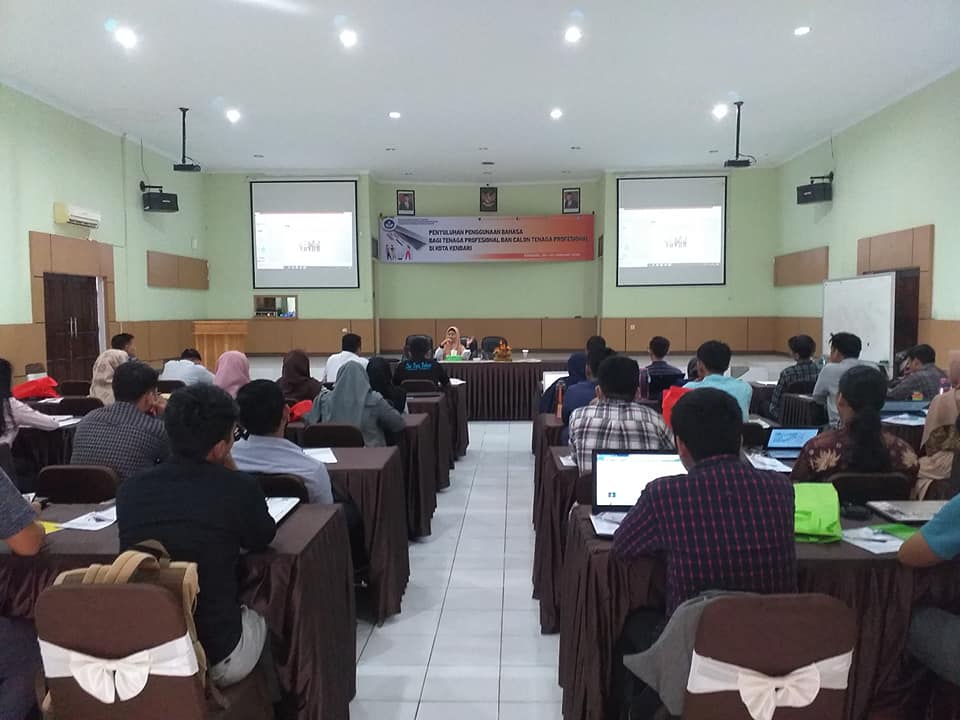 Penyuluhan Penggunaan Bahasa Bagi Profesional di Kota Kendari