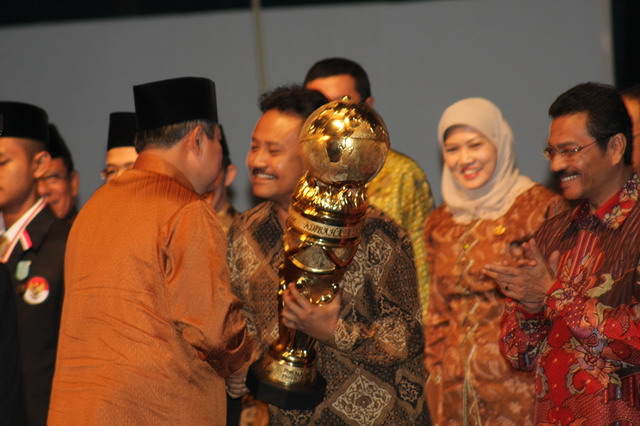 Tiga Gubernur Menerima Penghargaan Adi Bahasa