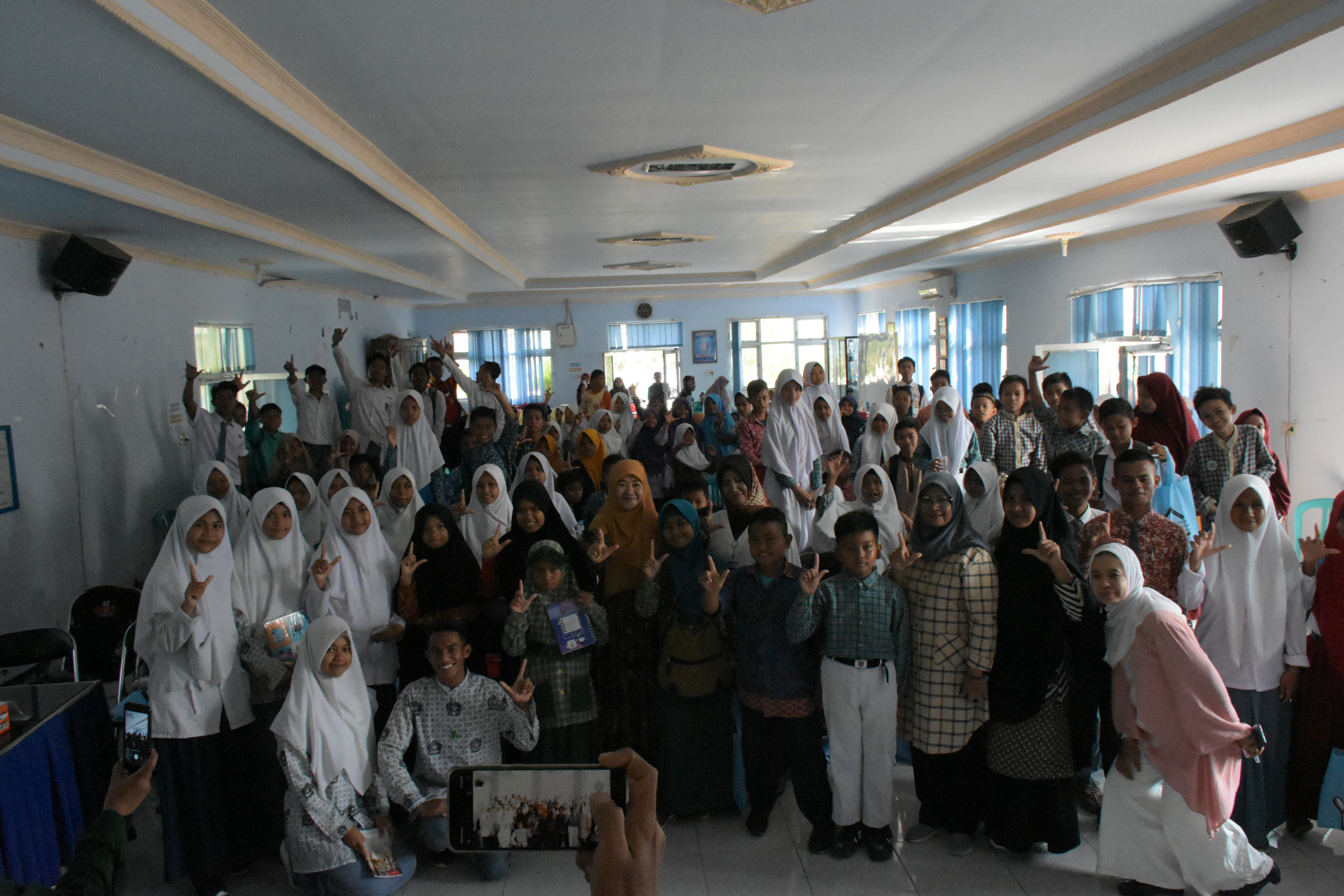 Sastrawan Masuk Sekolah di Kabupaten Dompu