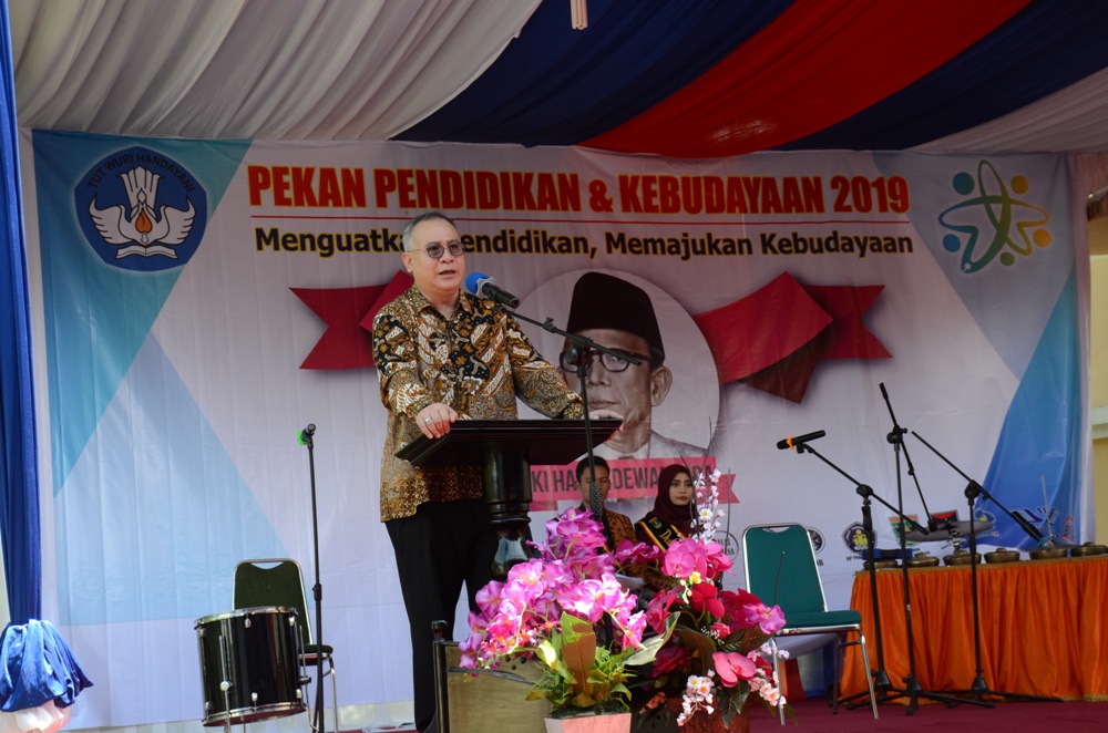 Kepala Badan Bahasa Membuka Gebyar Hardiknas di Sumbar