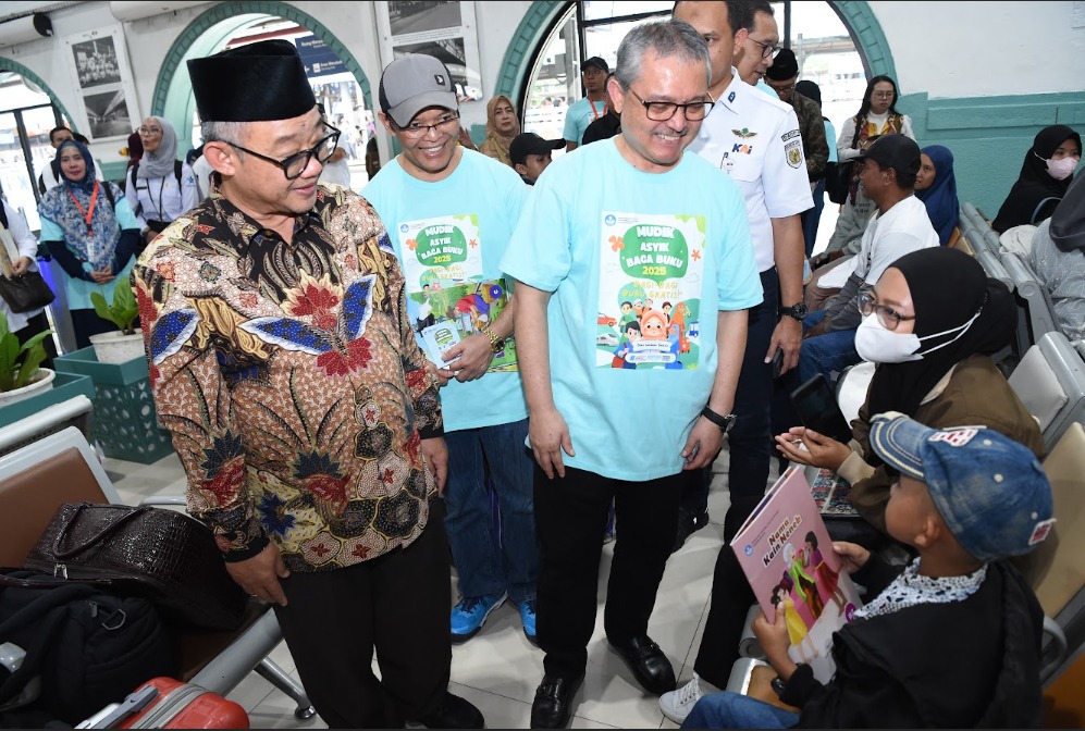 Mendikdasmen Bagikan Buku Bacaan Bermutu di Stasiun Pasar Senen