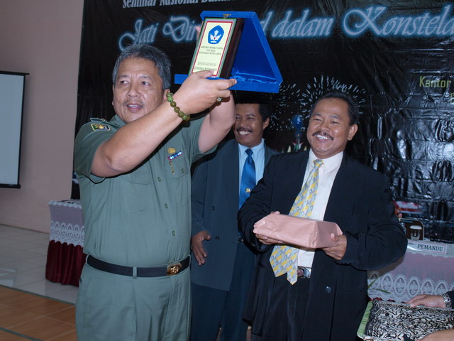 Seminar Nasional Bahasa Dan Sastra: Jati Diri Lokal Dalam Konstelasi Global