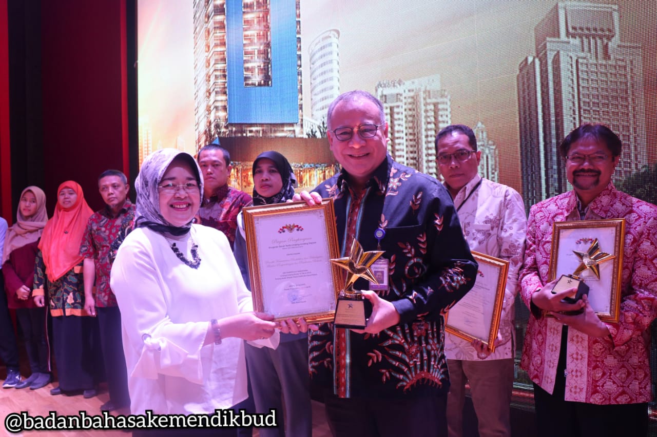 Badan Bahasa Terima Anugerah Wajib Serah Tertib Undang-Undang Serah Simpan Karya Cetak dan Karya Rekam dari Perpustakaan Nasional RI