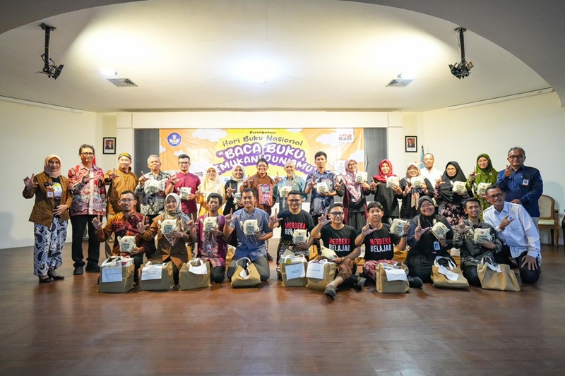 Aksi Membaca Bersama di Ruang Publik: Tingkatkan Budaya Baca ”Baca Buku, Temukan Duniamu!”
