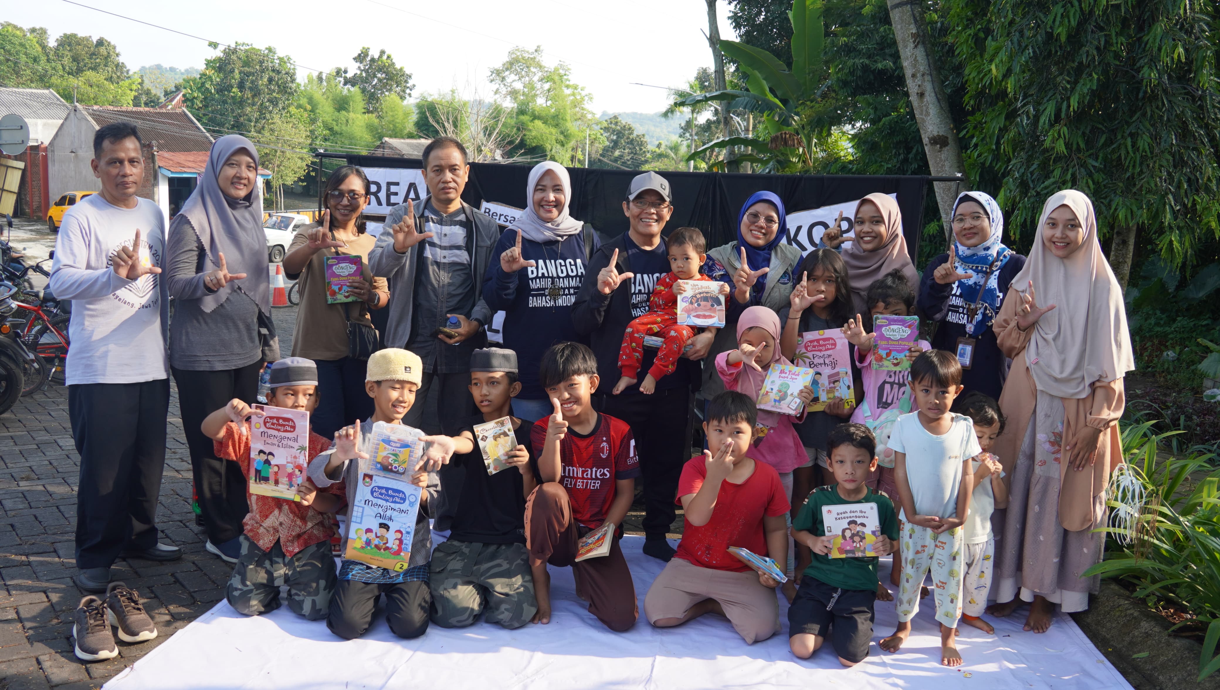 Motivasi Tradisi Baca di Ruang Publik, Kepala Badan Bahasa Kunjungi Lapak Baca Koper Pustaka