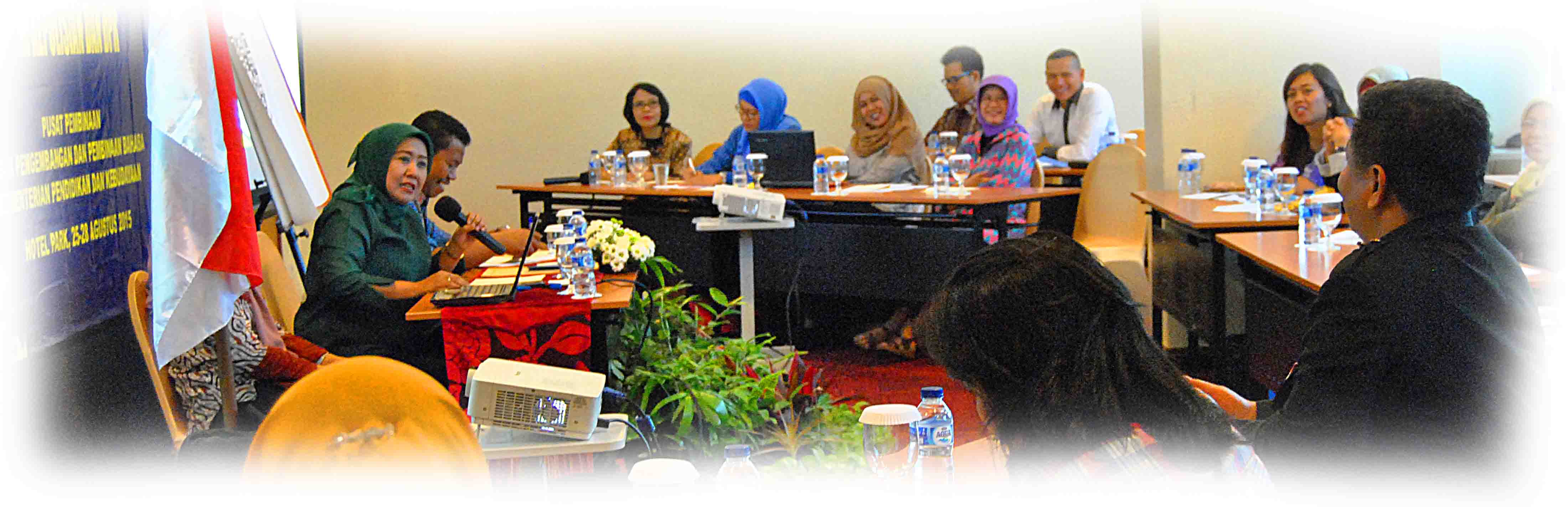 Sentul—Pusat Pengembangan Strategi dan Diplomasi Kebahasaan (PPSDK), Badan Pengembangan dan Pembinaan Bahasa (Badan Bahasa), Kementerian Pendidikan dan Kebudayaan (Kemendikbud) menyelenggarakan seleksi calon peserta pelatihan penerjemahan, Senin, 24 Agustus 2015, di Gedung A PPSDK, Sentul, Jawa Barat.  Peserta seleksi berasal dari Balai/Kantor Bahasa dari seluruh Indonesia. Proses seleksi dilakukan melalui dua tahap, yaitu tes tertulis dan wawancara. Tes tertulis dibagi menjadi dua bagian: pertama, menerjemahkan teks bahasa Indonesia ke dalam bahasa Inggris dan sebaliknya, kedua membuat esai dalam bahasa Inggris.  Dari hasil seleksi tersebut, peserta akan diikutkan pada Kegiatan Pelatihan Penerjemahan pada tanggal 21 September - 8 Oktober 2015 di PPSDK, Sentul, Jawa Barat. (an