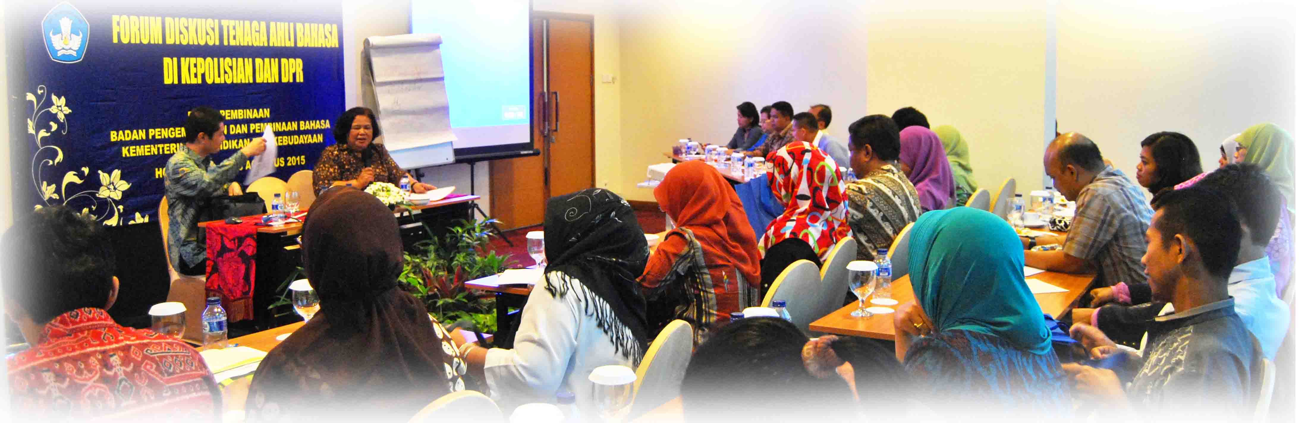 Pembahasan Materi dalam Forum Diskusi Tenaga Ahli Bahasa di Kepolisian dan DPR