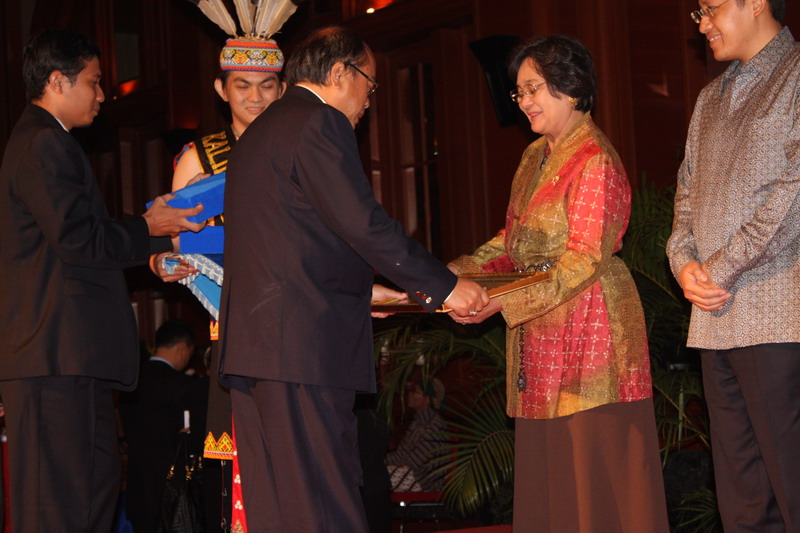 Mendiknas Memberikan Penghargaan Bahasa Dan Sastra 2008