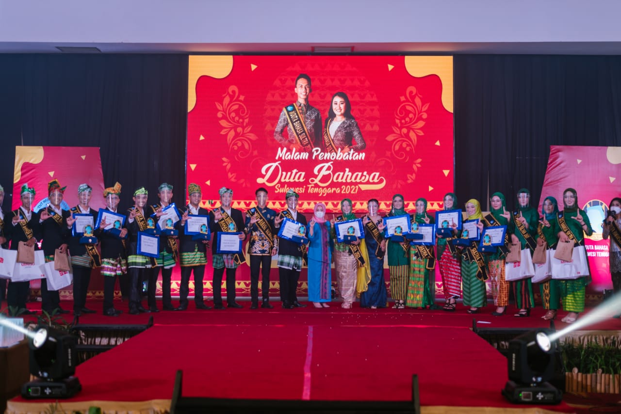 Penobatan Riyan dan Annisa sebagai Duta Bahasa Sulawesi Tenggara 2021