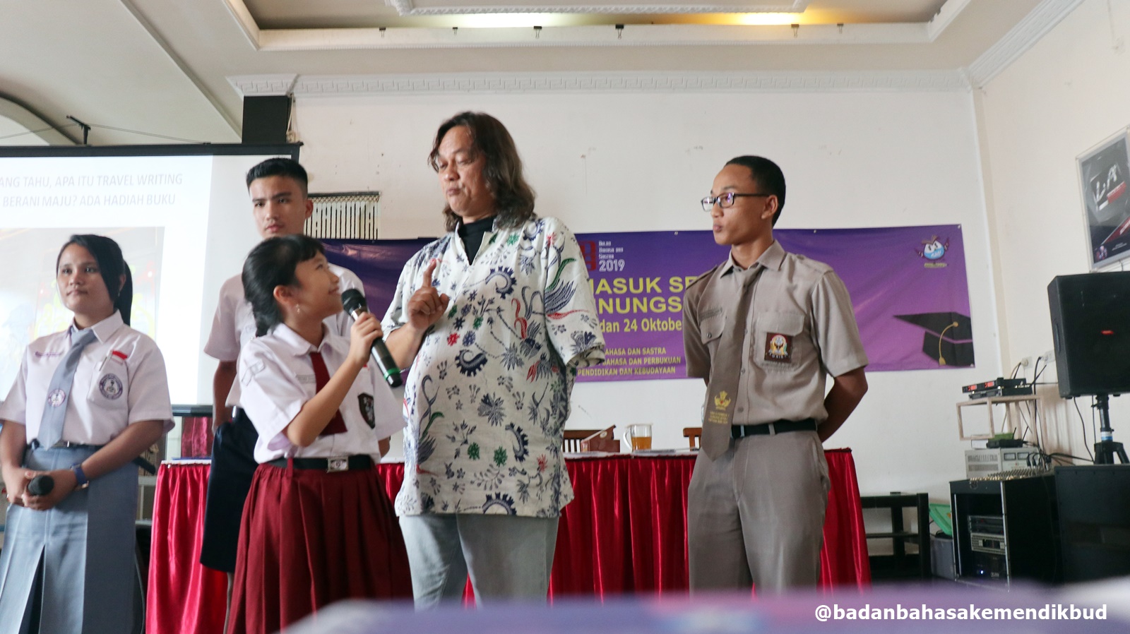 Sastrawan Masuk Sekolah di Gunungsitoli