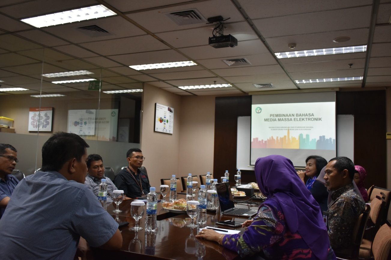 SAFARI BAHASA DI KALANGAN AWAK MEDIA CETAK DAN ELEKTRONIK