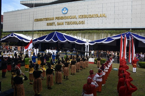 Upacara Hari Guru Nasional 2022 di Kemendikbudristek